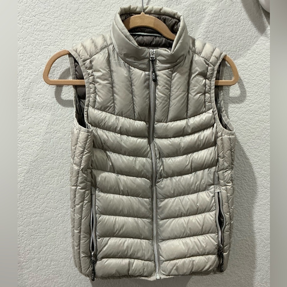 Tumi Pax Down Vest Women's Size Medium Full Zip Packable Pillow Gray